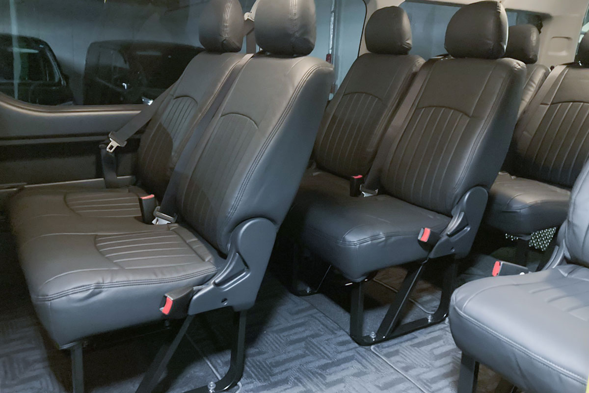 9人シートの広々した空間で快適！