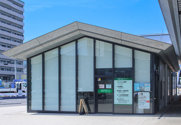 宮島口バス乗降場の近くで、無料で手荷物をお預かりします。